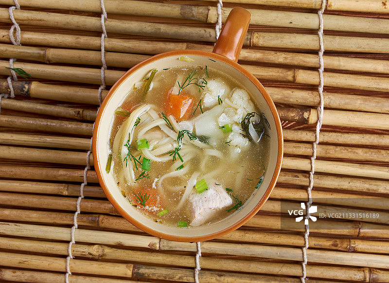 餐桌碗装汤品俯视图图片素材