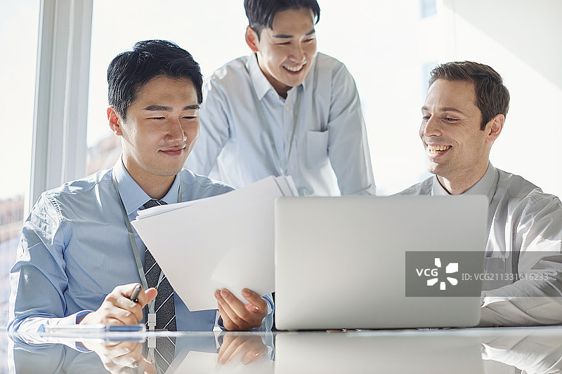 商务白领：讨论想法的CEO全球商务会议图片素材