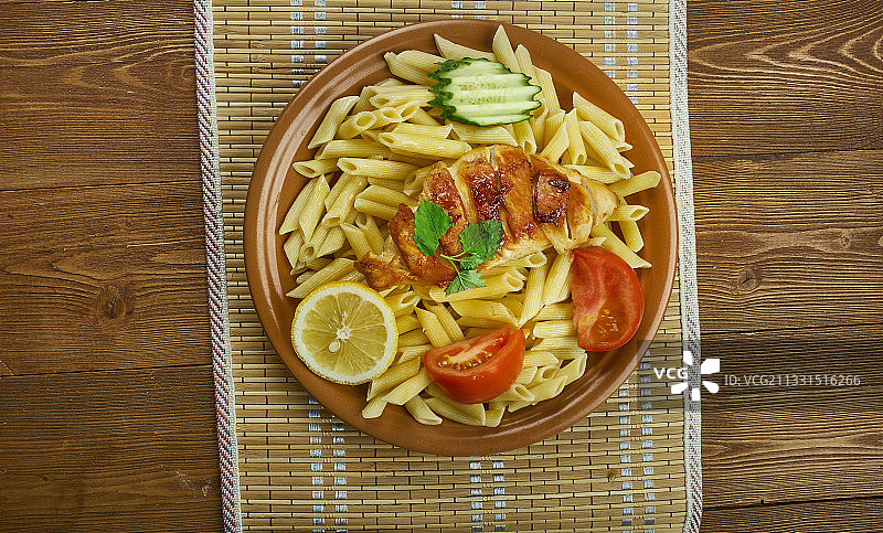 桌子上碗中意面的俯视图图片素材