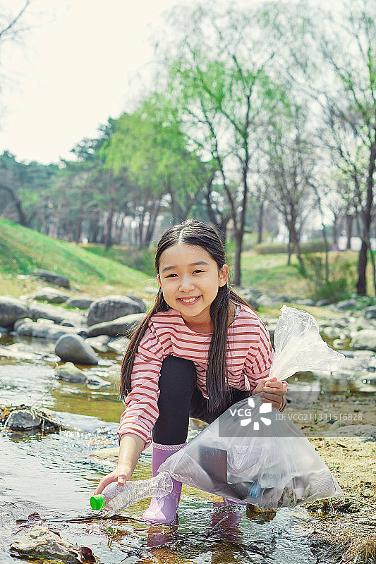 环保志愿者清理垃圾儿童图片素材