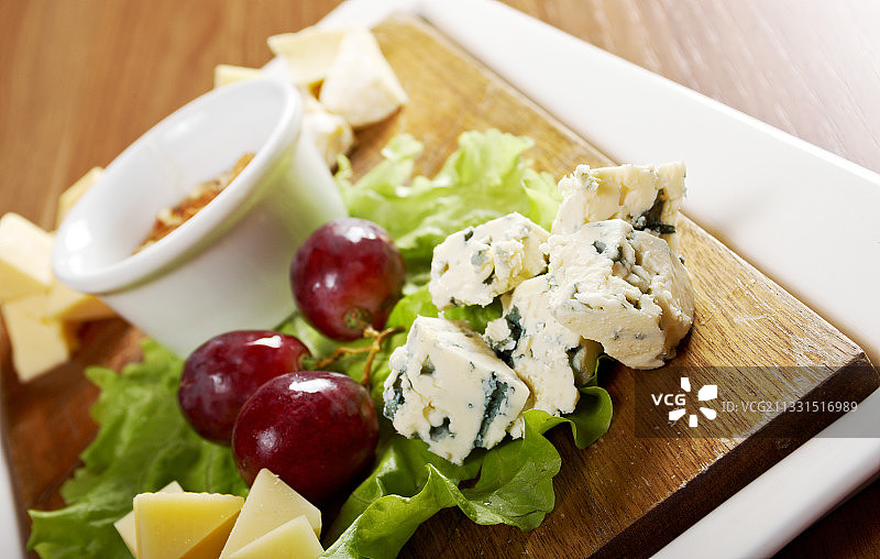 高角度的食物在切板上图片素材