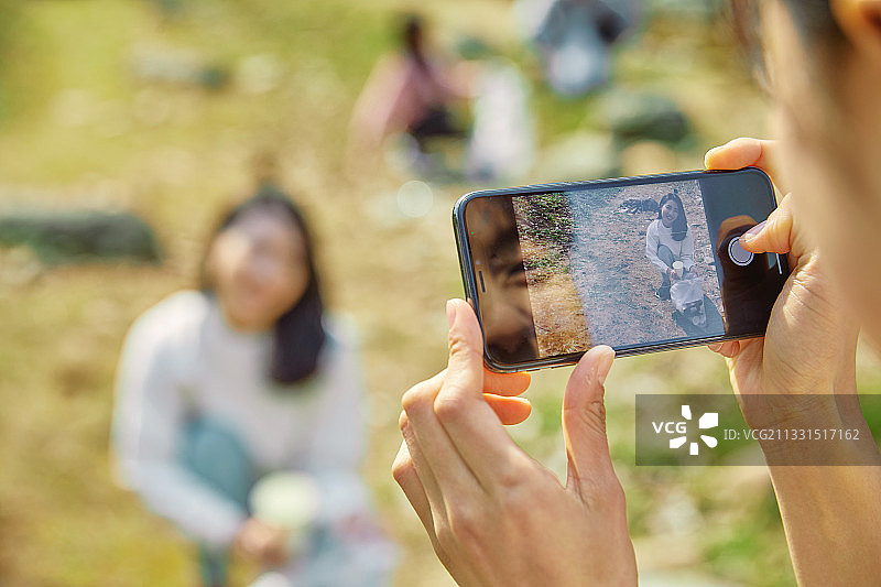 环保志愿者：垃圾清理与零浪费，用手机拍摄图片素材