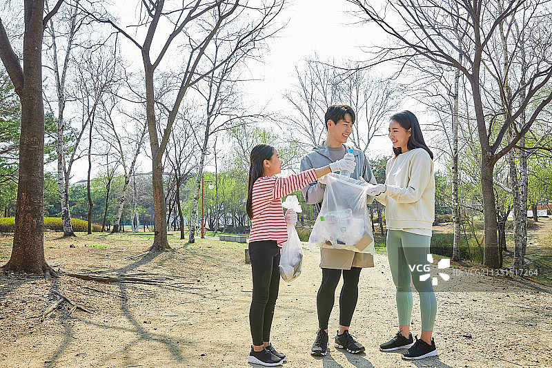 环保人士，垃圾，捡拾垃圾慢跑，零浪费，男人图片素材