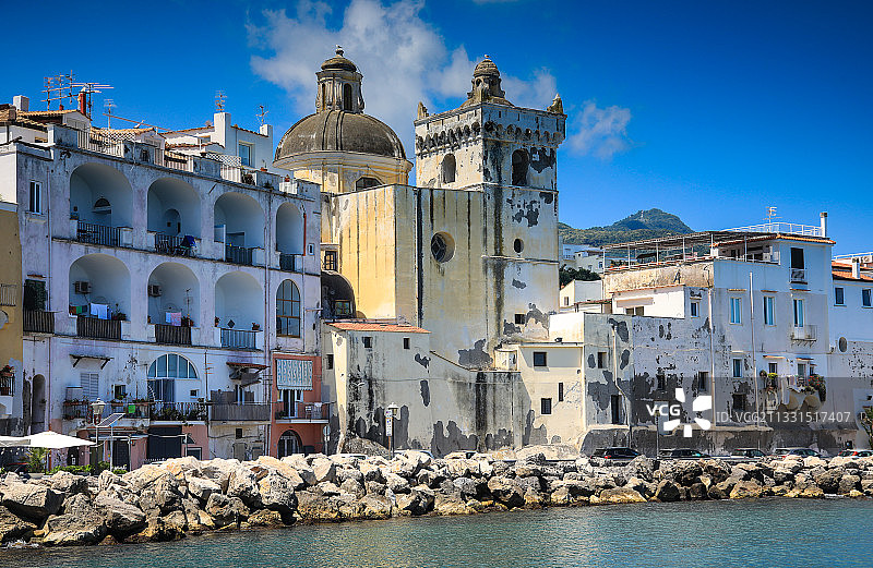 那不勒斯海湾的蓝色天空下建筑景观，意大利图片素材
