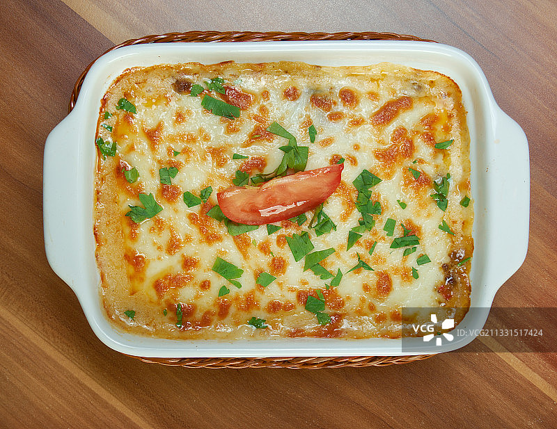 餐桌上盘子里的食物的正上方图片素材