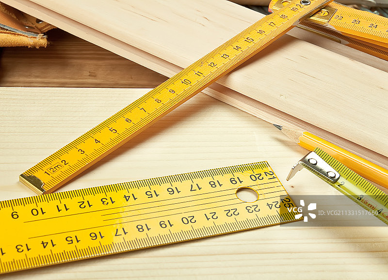高角度拍摄：桌子上的木制卷尺图片素材