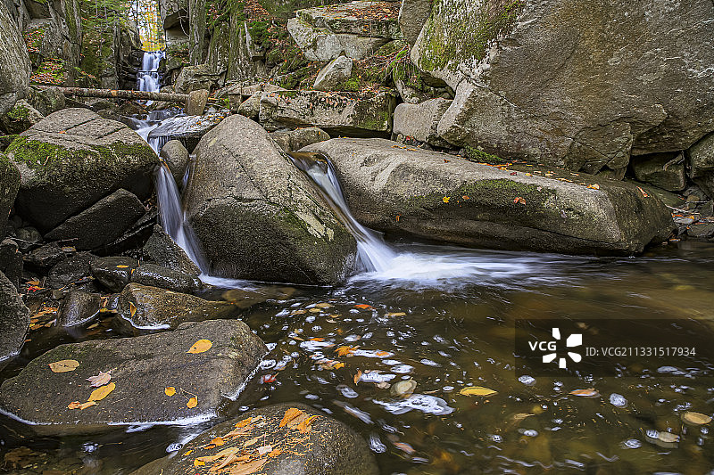 风景优美的瀑布在森林，美国，美国图片素材