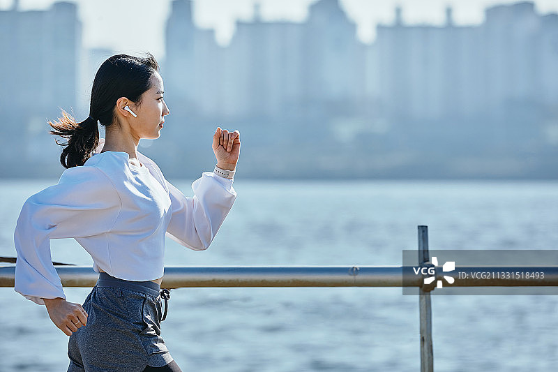 韩国保健跑步有氧运动河边女性速度图片素材