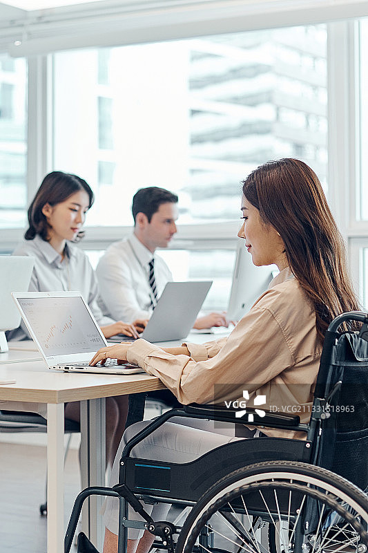 残疾、轮椅、残疾、社会福利、商业、工人、专注图片素材