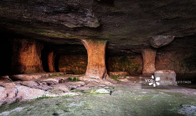土耳其洞穴内的岩层景观图片素材