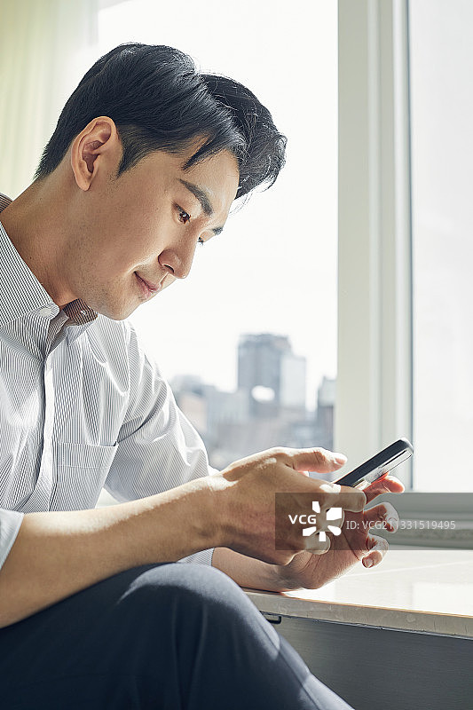 商务人士与手机图片素材