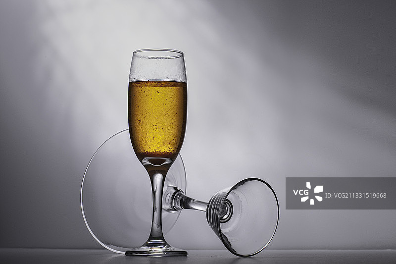 桌子上香槟笛的特写，灰色背景图片素材