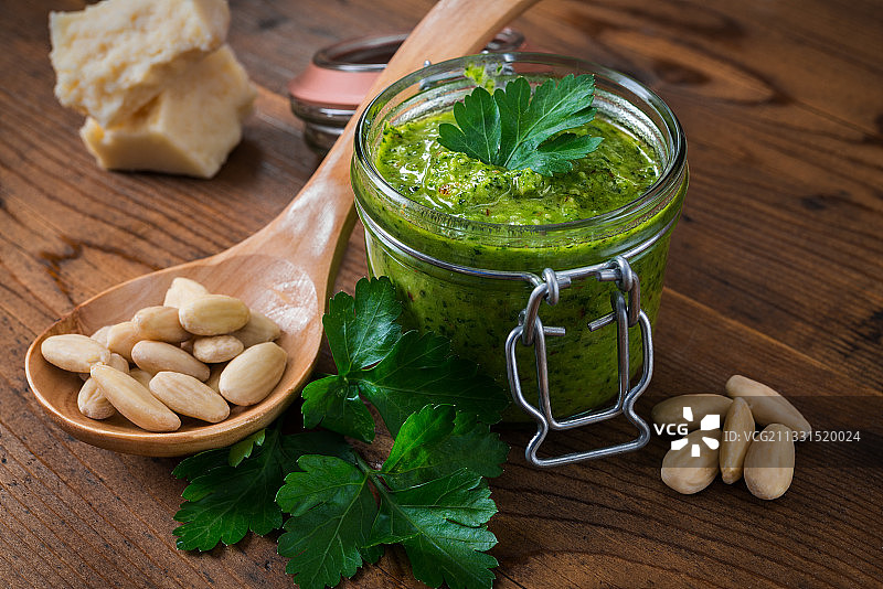 桌子上食材的高角度视图图片素材