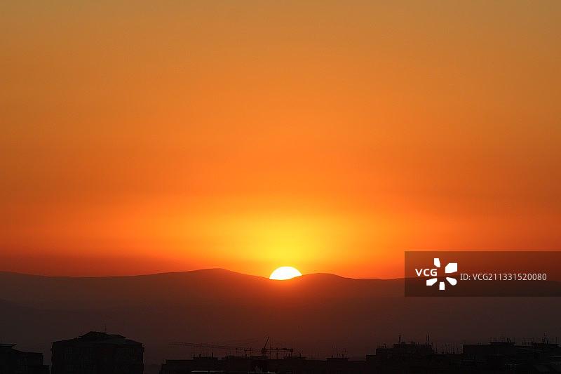 亚美尼亚的橙色天空下群山剪影图片素材
