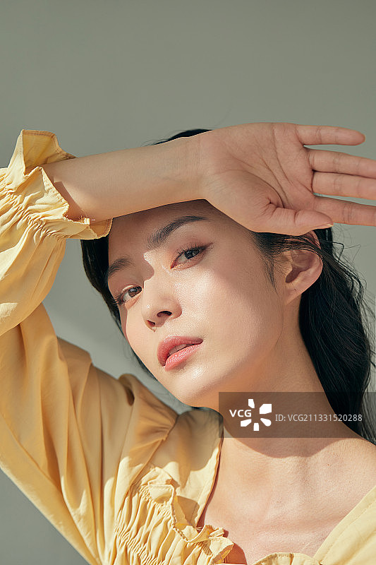 女人彩妆美容防晒图片素材