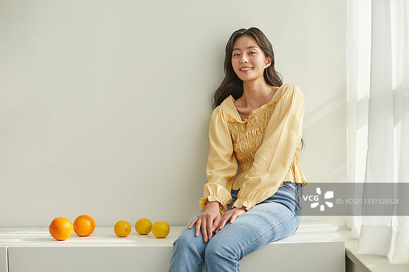 成年女性的彩色妆容、美容、皮肤护理图片素材