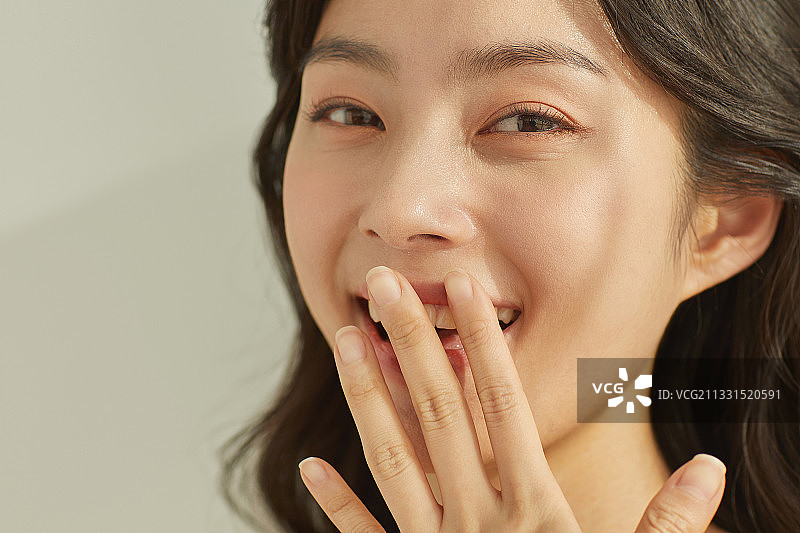 成年女性的彩色妆容，美丽，欢笑，幸福图片素材