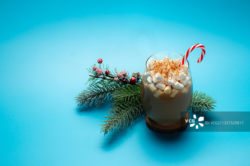 蓝色背景上的圣诞装饰品俯视图图片素材