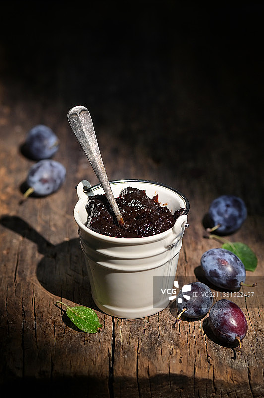 桌上碗中甜点特写图片素材