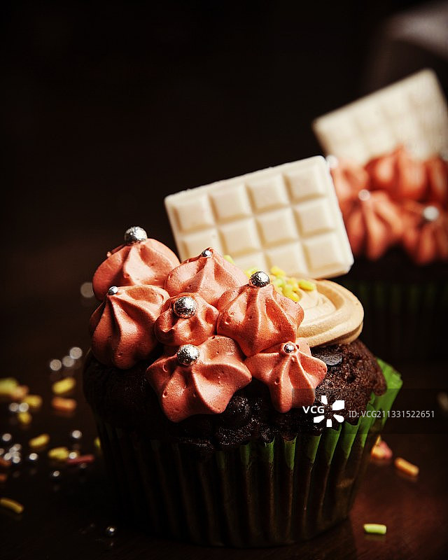 桌子上纸杯蛋糕的特写图片素材