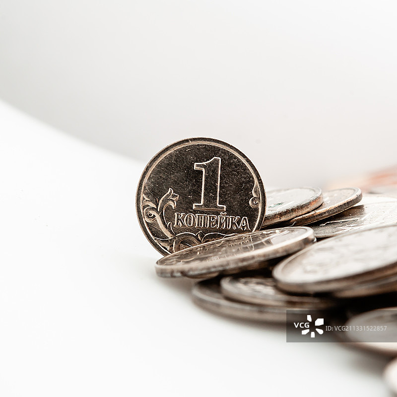 白色背景上的硬币特写图片素材