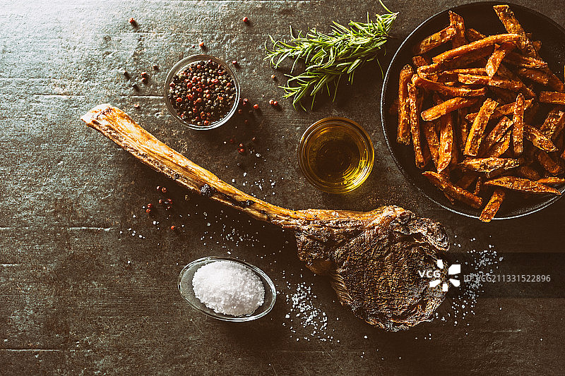 高角度的食物在桌子上图片素材