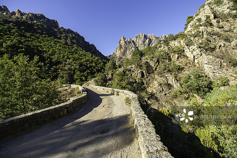 山边的空旷道路图片素材