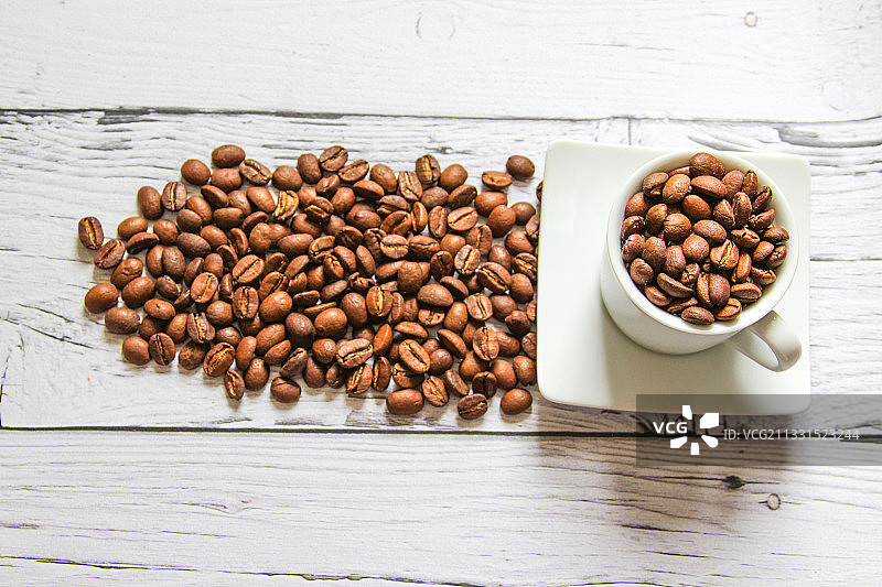 桌上杯中烘焙咖啡豆高角度景观图片素材