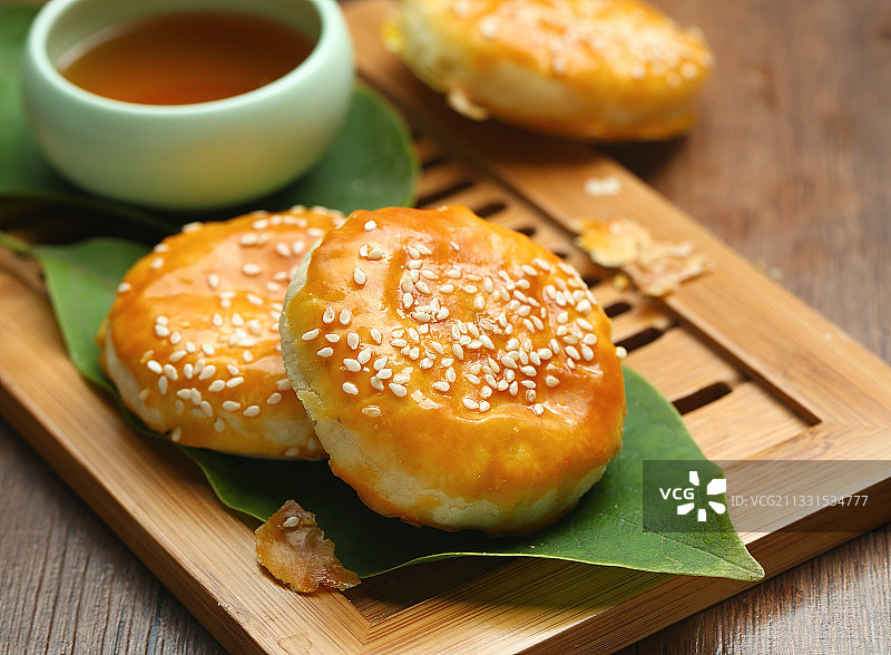 老婆饼放在竹盘里图片素材