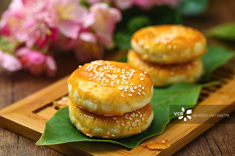 老婆饼放在竹盘里图片素材