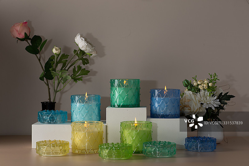 春天色彩玻璃杯蜡烛和花图片素材