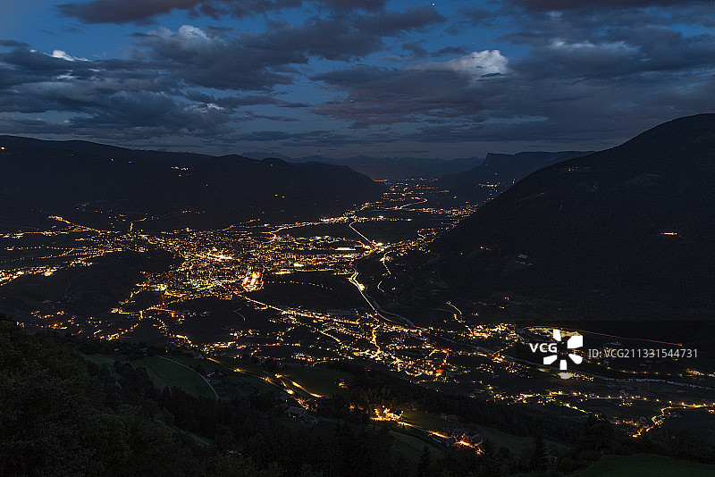 意大利南蒂罗尔梅拉诺夜间城市景观高角度照片图片素材