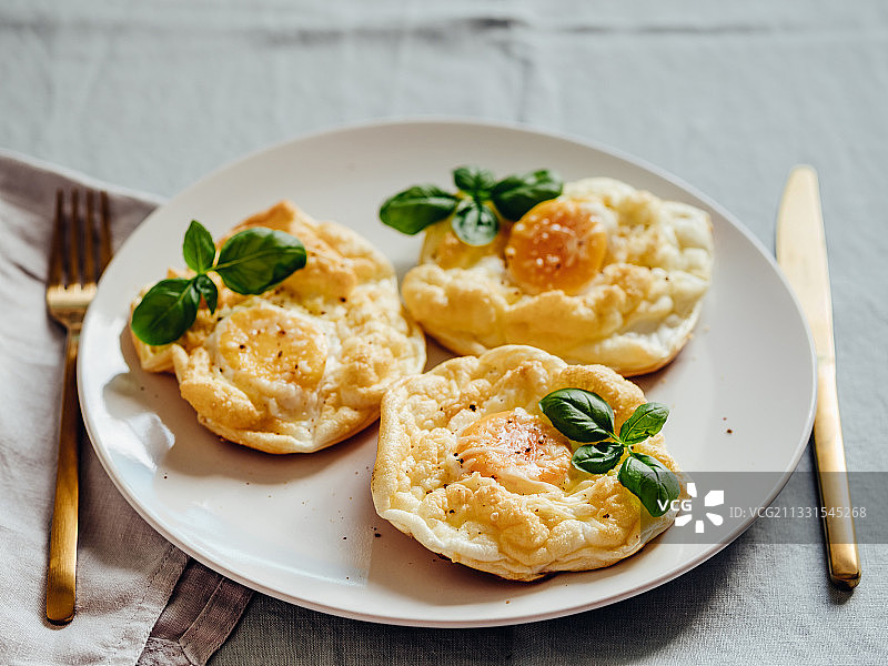 桌子上盘子里的食物的特写图片素材