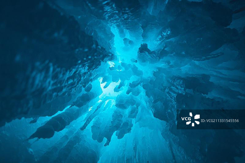 人们在海中游泳图片素材