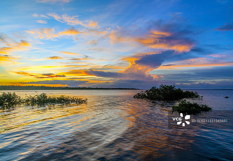日落时分，巴西亚马逊州马瑙斯的海景图片素材