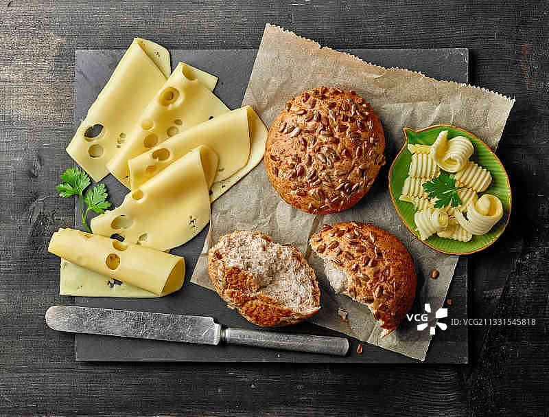 餐桌上食物的正上方图片素材