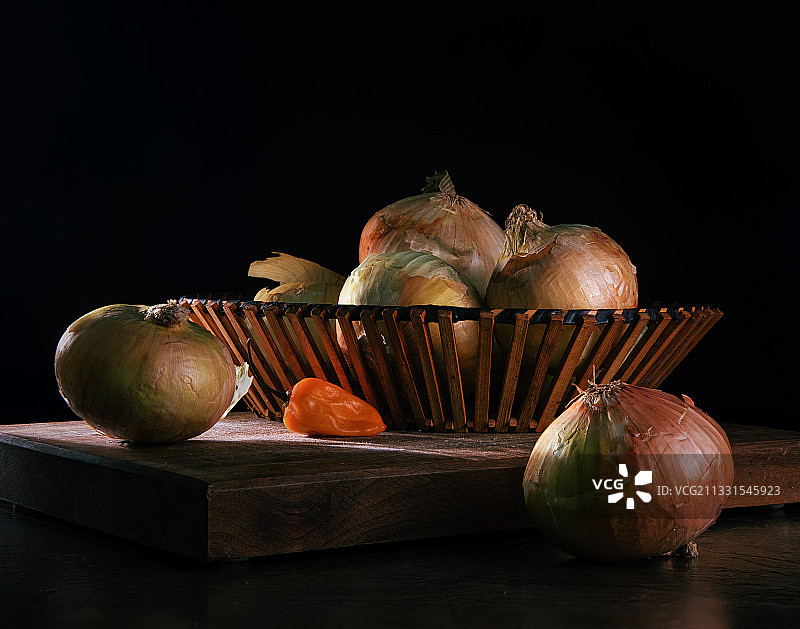 密苏里州斯普林菲尔德黑色背景下的洋葱特写图片素材