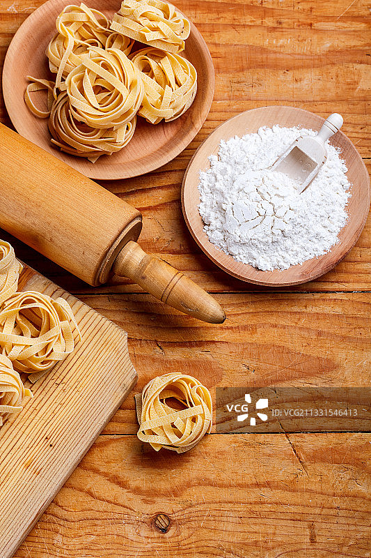 木桌上带有食材的未煮意大利面俯视图图片素材