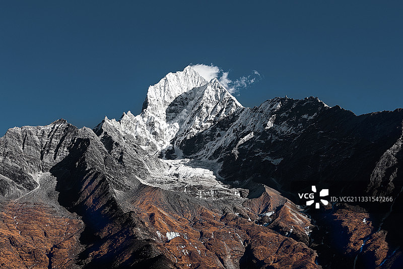 白雪皑皑的山峰映衬着湛蓝的天空图片素材