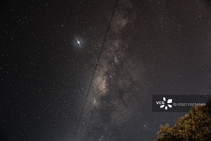 马来西亚沙巴州古达夜空星空低角度景观图片素材