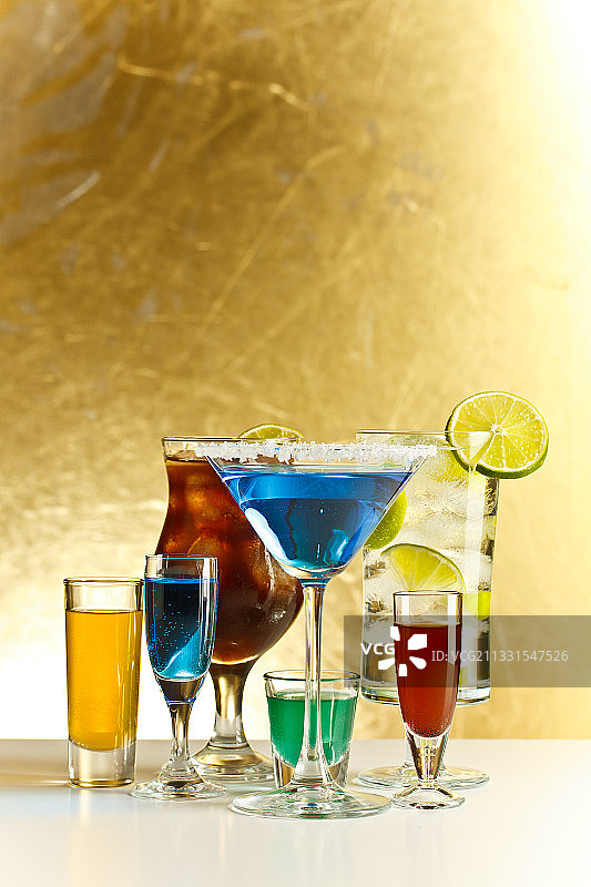 桌子上饮料的特写图片素材