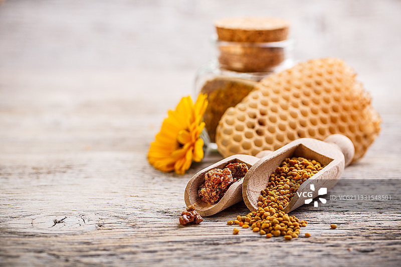 木勺中各种香料特写图片素材