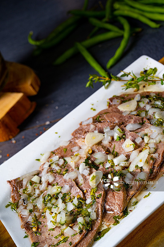 高角度的食物在盘子上的桌子图片素材