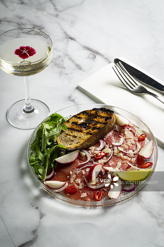 以色列餐盘沙拉高角度视图图片素材