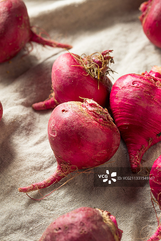 桌子上的萝卜特写图片素材
