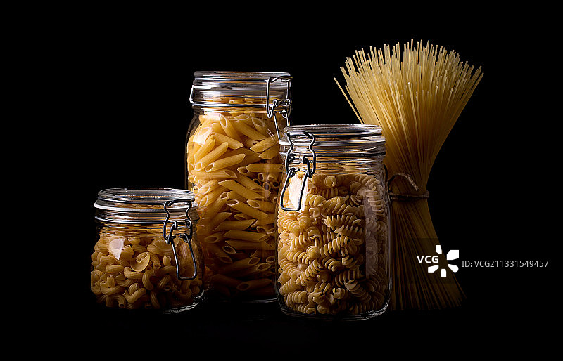 黑色背景下的罐装意面特写图片素材