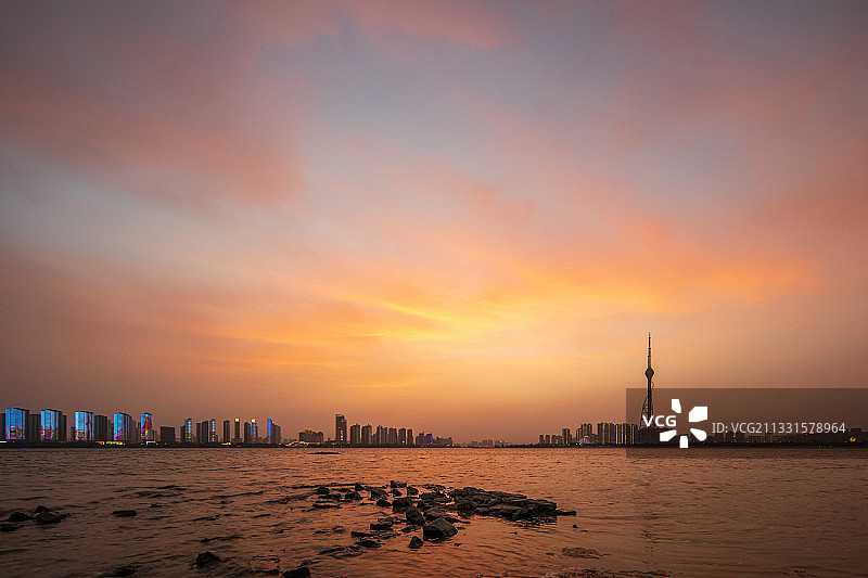 临沂沂河畔沙尘暴晚霞图片素材