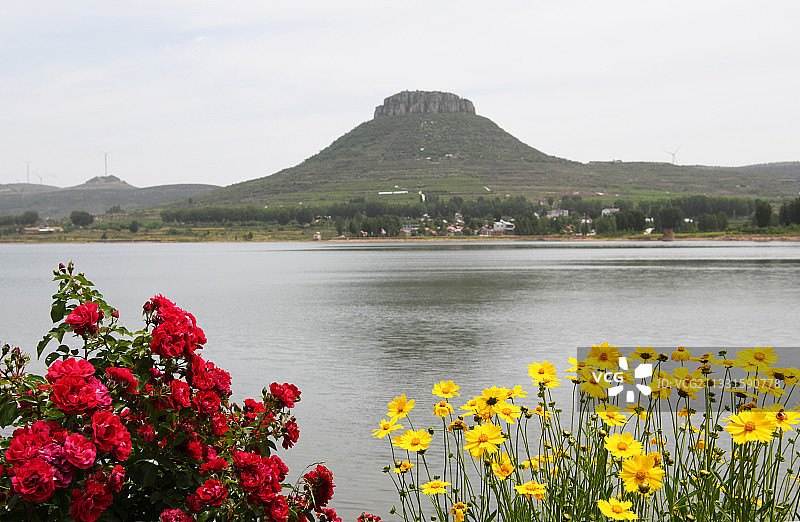 山东临沂费县许家崖水库和柱子山相映成景图片素材