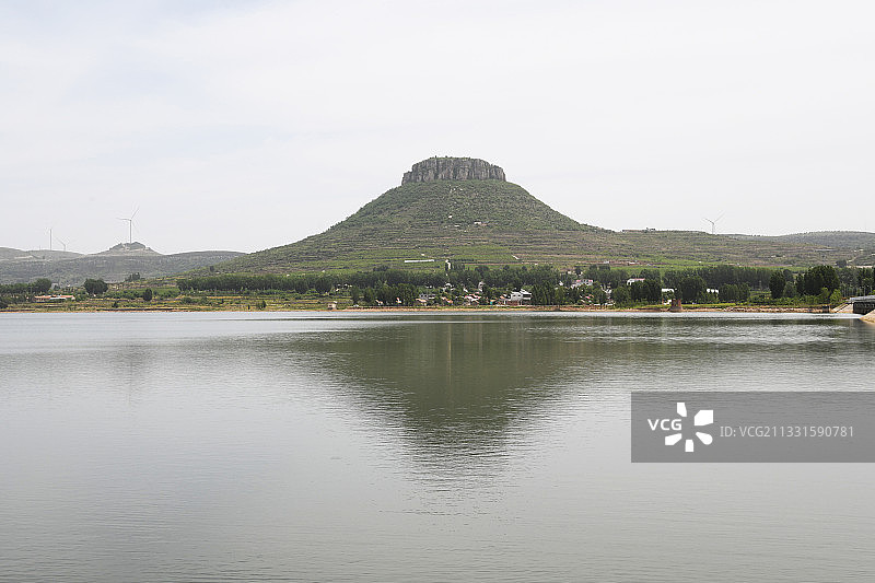 山东临沂费县许家崖水库和柱子山相映成景图片素材