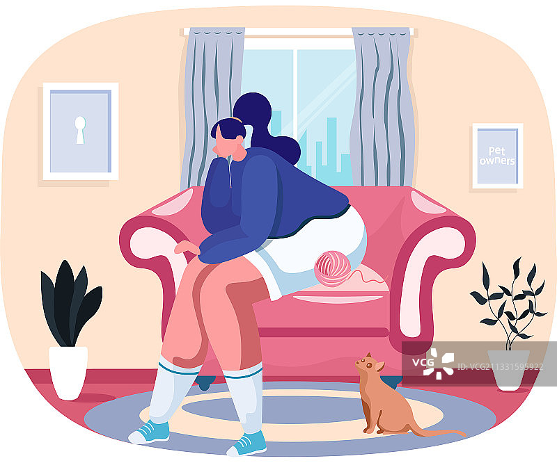 猫主人在家中扶手椅上休息图片素材